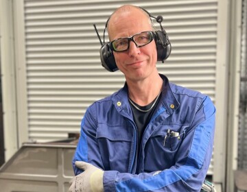 CNC-koneistaja Johan viihtyy vuosikymmentenkin jälkeen Maprotecilla