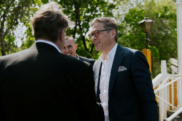 Gäster på Maprotecs fest, Seglis terass.