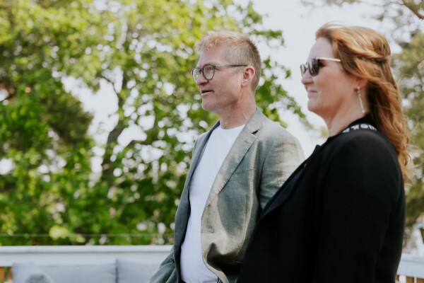 Erik ja Heidi Maprotecilta seisovat Segliksen terassilla.