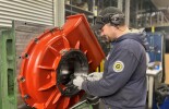 CNC-koneistaja hallitsee koneensa ja oppii uutta joka viikko